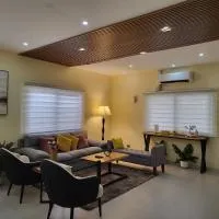 Luxury 3BR Villa w Plunge Pool near SM Batangas City- Instagram-Worthy!، فندق في باتانجاس سيتي