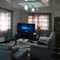 Well presented apartment with 2 master bedrooms., hotel in Freetown