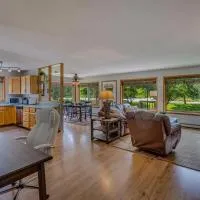 Happy Home - Cozy Retreat With Deck Near Downtown Carbondale, hotel v destinácii Carbondale