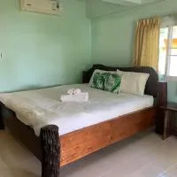 AtMyHomeStay Bangsaphan, hótel í Bang Saphan