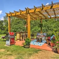 2 Mi to Lake Hamilton! Log Cabin w/ Cozy Loft, hotell i Hot Springs