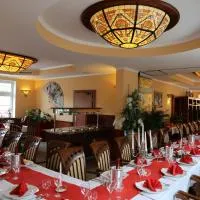 Chau-Asiatisches-Restaurant und Pension,呂德爾斯多夫的飯店