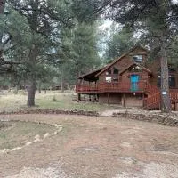 Monroe’s Chateau with Hot Tub, hotel in Angel Fire