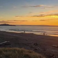 Cosy Kiwi bach Kid and Pet friendly Beach house, hotelli kohteessa Otaki Beach
