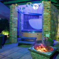 Lincoln Holiday Retreat Cottage with Private Hot Tub