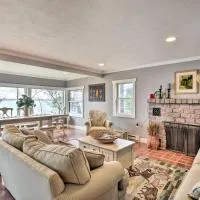 Waterfront Cottage on Sawmill Bay w/ Deck!, hotel v mestu Clayton