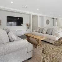 4 bedroom home with theatre room, close to CBD and beaches., hótel í Sunshine Bay