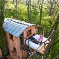 Cabane perchée Les Cabanes de Fallot - sauna bain-froid piscine naturelle, hotell sihtkohas LʼIsle-Bouzon