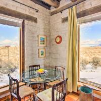 Casita Vacation Rental Near Taos with Patio!, hotel i nærheden af Taos Regionale Lufthavn - TSM, El Prado