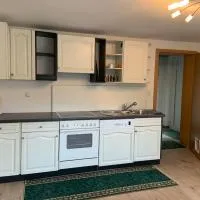 Schöne moderne & rustikale Einliegerwohnung mit Küche، فندق في شرامبرغ