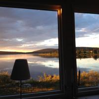 Lakeside cottage in Lapland with great view, hotell i Skaulo