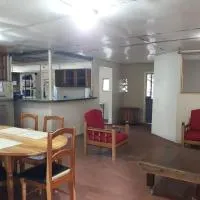 Gia's Garage & Home for Bocas travelers، فندق في Almirante