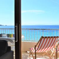 Studio sur plage Cavali&egrave;re avec terrasse, 1er &eacute;tage, 2 couchages - FR-1-251-80, hotel em Le Lavandou