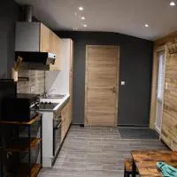 Logement in wood (400 mètres de Pairi Daiza)، فندق في Bolignies