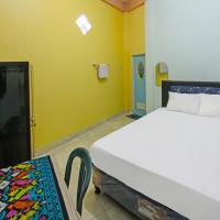 a bedroom with a bed and a tv in it at OYO 92095 Wisma Dhana Syariah, Praya