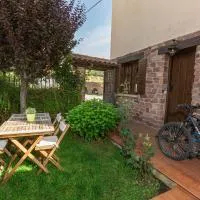 Casa Fresneda Jardín río y parque infantil frente a la casa, hotel sa Fresneda de la Sierra Tirón