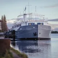 ARCONA - Übernachten auf dem Wasser - direkt am Bontekai，威廉港的飯店