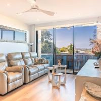 Breezy 2-Bed Apartment Minutes from Beach, hotel in Collaroy