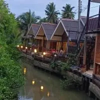 บ้านสุขใจ อัมพวา, hotelli kohteessa Samut Songkhram