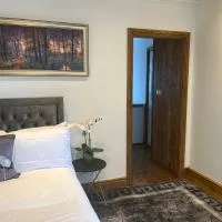 TJ Homes - Luxury Studio Suite with Garden View - Next to tube station London، فندق في ريوسليب