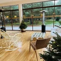 Miodowy Zakątek Całoroczne Domki i Pokoje przy Suntago, Deepspot, Pyszne Śniadania, Grill, hotel di Mszczonów