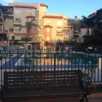 Nice apartment with a pool, hotel in Rechovot