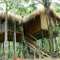 Greenways Tree House and Mud House, hotel sa Chekadi