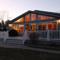 Tranquil Bay Lodge, 3 min walk to sand beach, hotell sihtkohas Lambton Shores