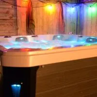 Roulotte Gîtes O bien-être massage Spa Séjour bien-être en hébergement insolite roulotte Karantez ou en gîtes Melon ou Yock à 800 m des plages，波爾斯波代的飯店