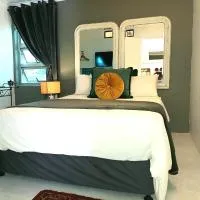 Rock Fig Room - Villa Roc Guesthouse, Pet Friendly, hotelli kohteessa Salt Rock