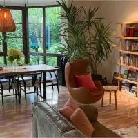 Spacious villa with an outdoor pool in Černošice, hotel em Černošice