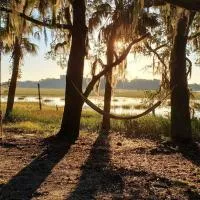 The Offbeat Oasis by the Marsh with Hunting Island Beach Pass, hotel u gradu St. Helena Island