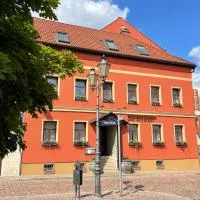 "Zur Altstadt - Am Fuße der Osterburg" Gaststätte, Pension, FEWO, хотел в Weida