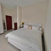 Private Room. Sharing living and kitchen, hotell i By Pass Ngurah Rai, Nusa Dua