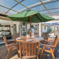 Relax on Roseberry - Whitianga Holiday Home, hotel malapit sa Whitianga Aerodrome - WTZ, Whitianga