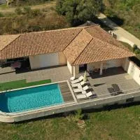 Villa climatisée avec piscine: Sari Solenzara şehrinde bir otel