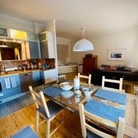 Studio apartment, view over the roofs for the sunrise, hotel in Kallio, Helsinki