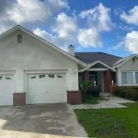 Beautiful peaceful desirable home in Madera Rancho, viešbutis mieste Madera