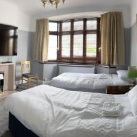 Amazing and Romantic O2 Arena 4 Bedrooms House free parking, hôtel à Londres (Lee)