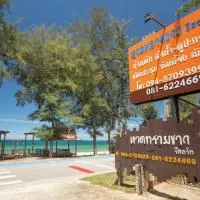 หาดทรายขาวรีสอร์ท, hótel í Bang Saphan