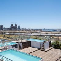 Modern Two Bedroom Unit, Mountain & Harbour Views, hotel in Woodstock, Cape Town