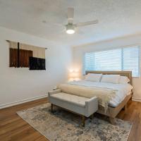 Minimalist Vibe ~ 5* Location ~ King Bed ~ Parking