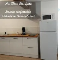 Au Clair De Lune - Dormir Comme A La Maison, hotel di Saint-Julien-de-Vouvantes