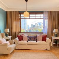 Spacious Duplex Flat near Bagdat Street, hotelli kohteessa Istanbul alueella Goztepe
