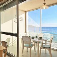 Appartement 2 pi&egrave;ces sur la plage - 5 couchages - FR-1-251-443, hotel a Le Lavandou