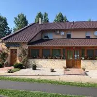 Balaton Panzió, hotel di Balatonberény