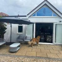 Pet friendly unique 4-Bed Bungalow in Porthcawl