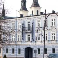 Pod Ratuszem, hotel i Wieluń