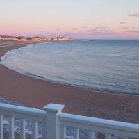 Casa al Mare Beachfront Retreat King Bed Near Yale, hotel near Tweed-New Haven Airport - HVN, East Haven