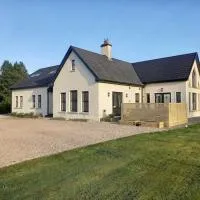 Kilskeery Lodge, modern country house with hot tub, hotel v destinácii Kilskeery
